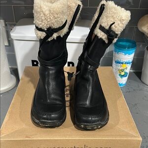UGG Black summit leather boot
